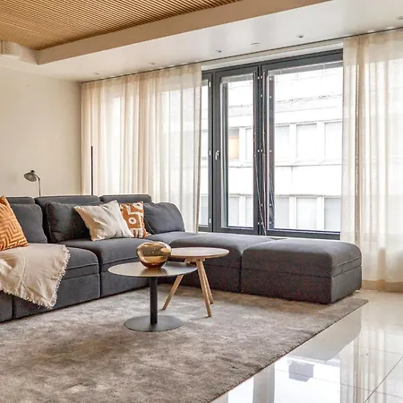 Luxurious 3-br With Balcony
